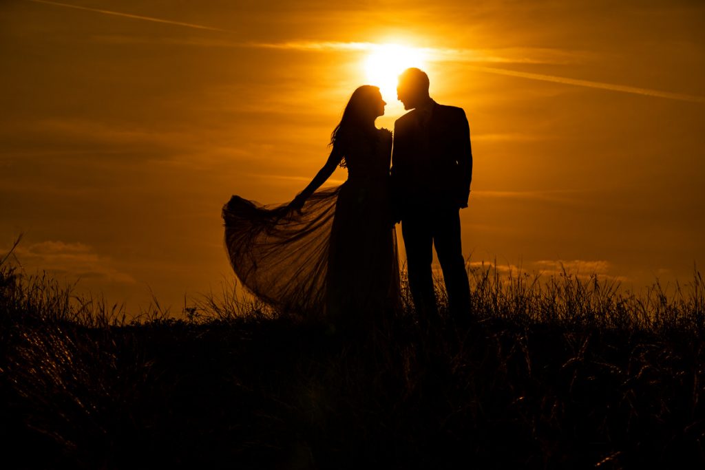 Kreatív esküvői fotózás a naplementében