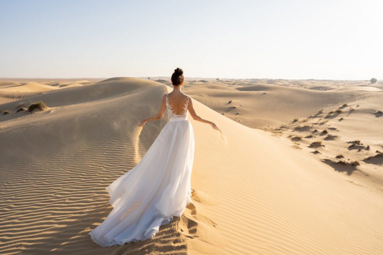Esküvői styled shoot Dubaiban a sivatagban napfelkeltében Leya Marini menyasszonyi ruhában